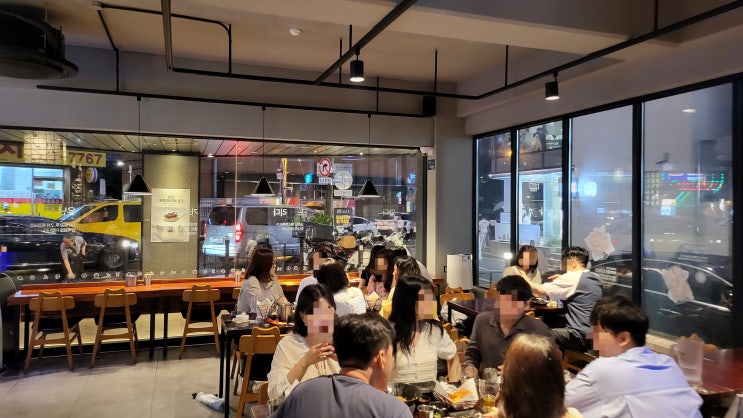 교촌치킨 신용산역점 매장 외관·주변·내부 공간 관련 이미지 08