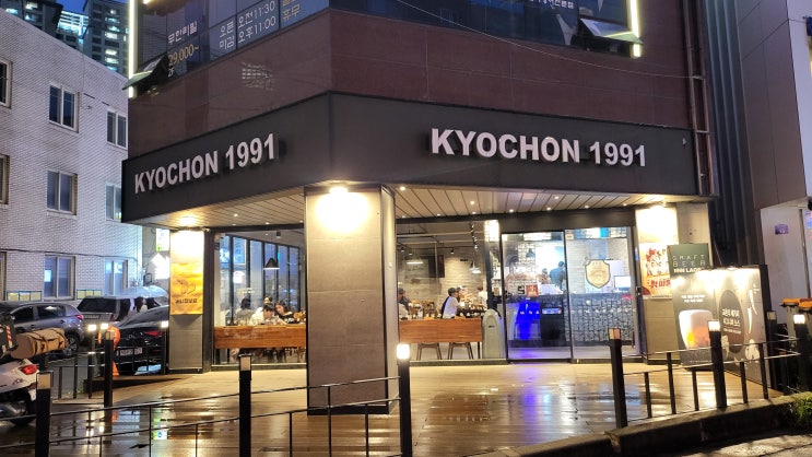 교촌치킨 신용산역점 매장 외관·주변·내부 공간 관련 이미지 05